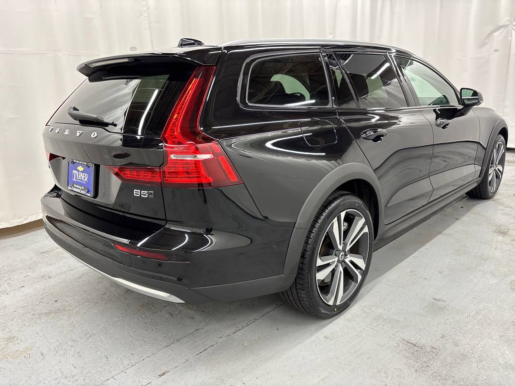 Used 2025 Volvo V60 B5 Cross Country Plus image 5