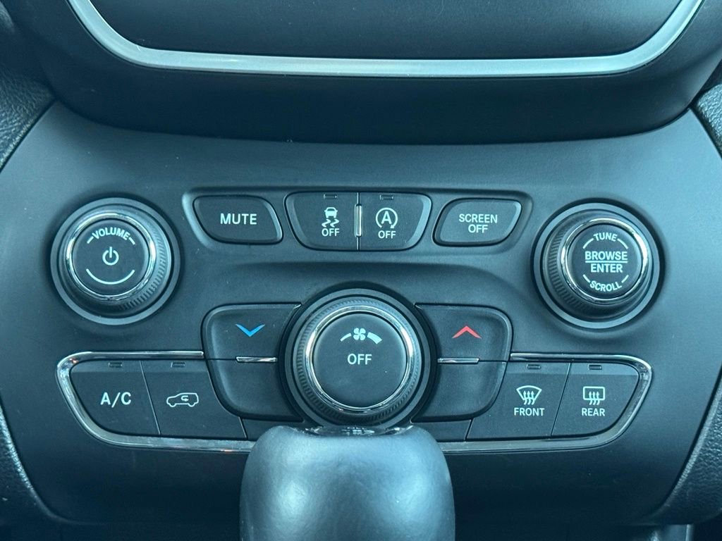 Used 2019 Jeep Cherokee Altitude image 18