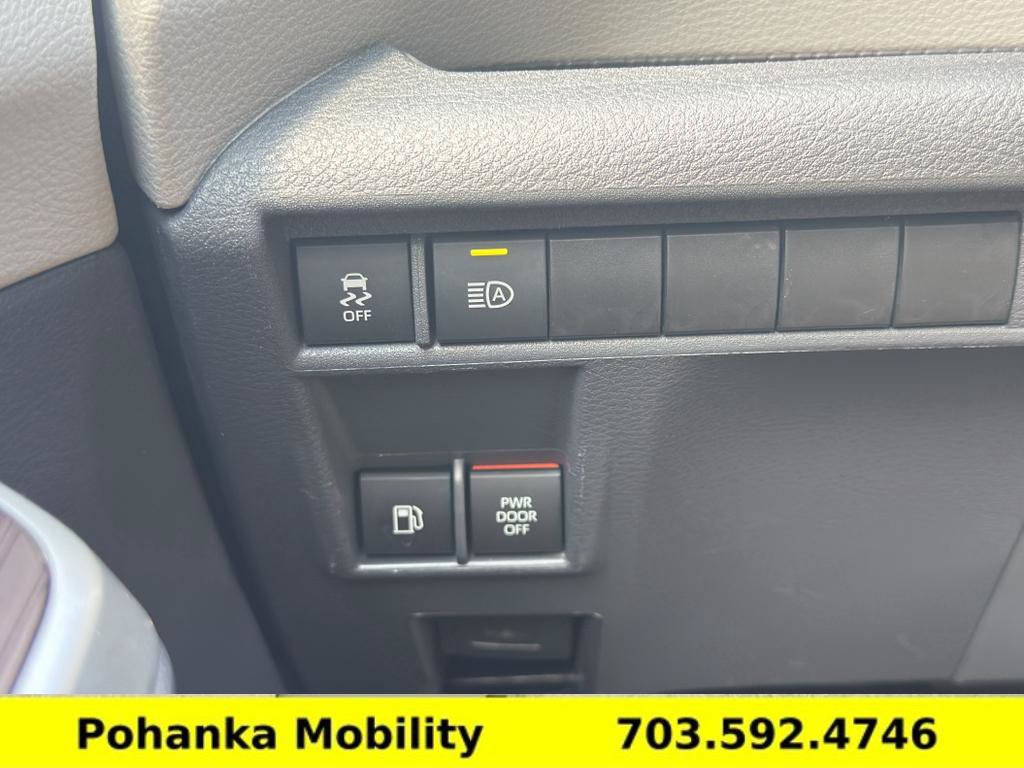 Used 2024 Toyota Sienna XLE FWD image 14