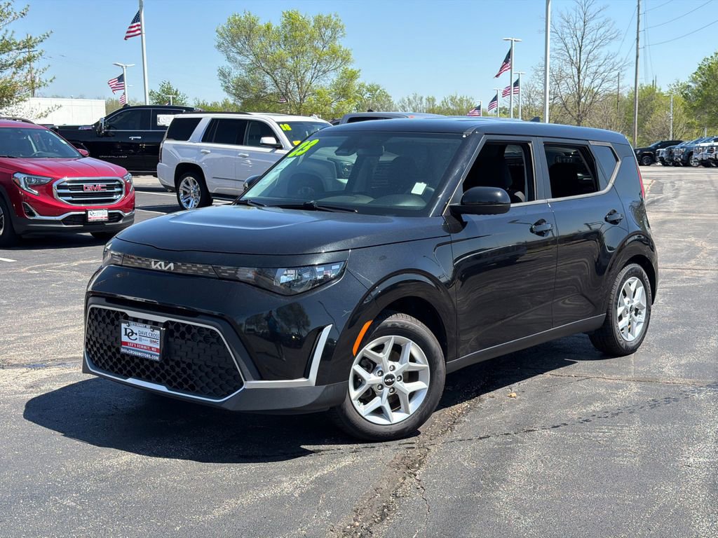 Used 2023 Kia Soul LX w/ LX Technology Package FWD image 2