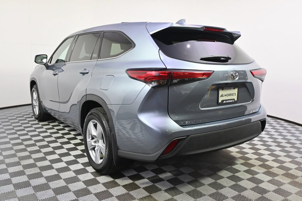 Used 2021 Toyota Highlander LE AWD/4WD image 4