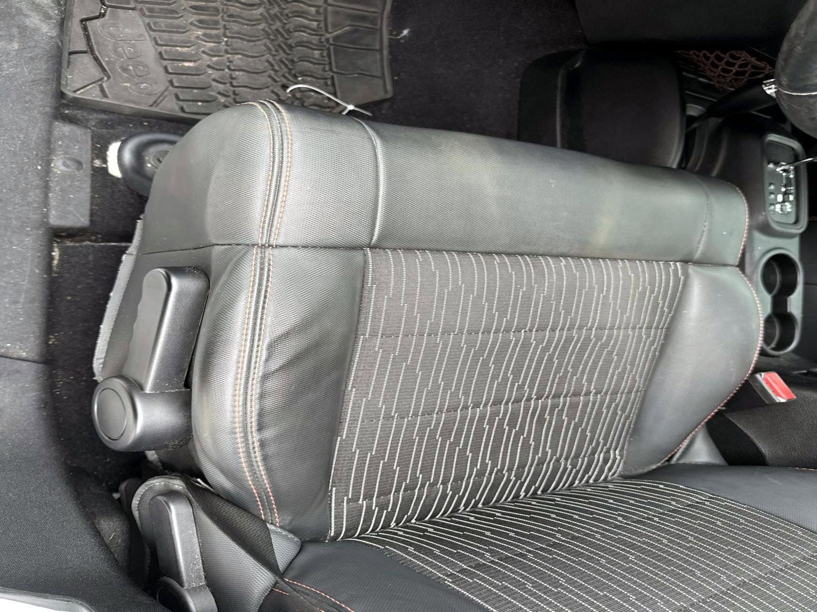 Used 2012 Jeep Wrangler Unlimited Sahara image 9