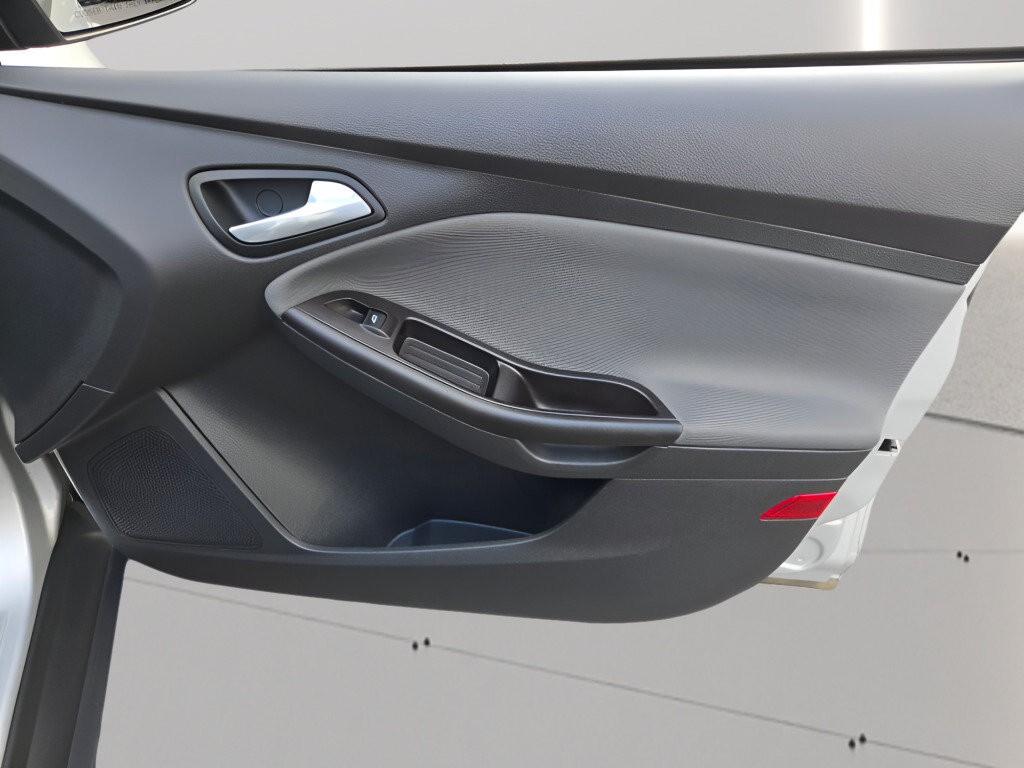 Used 2014 Ford Focus SE FWD image 2