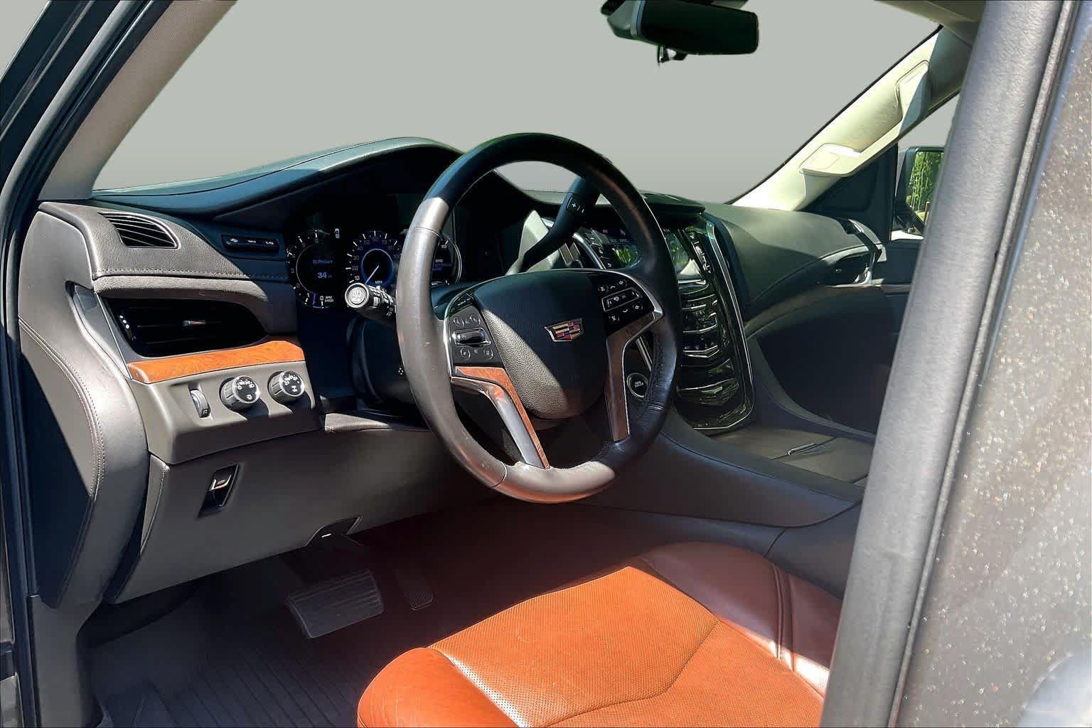 Used 2020 Cadillac Escalade Premium Luxury AWD/4WD image 16