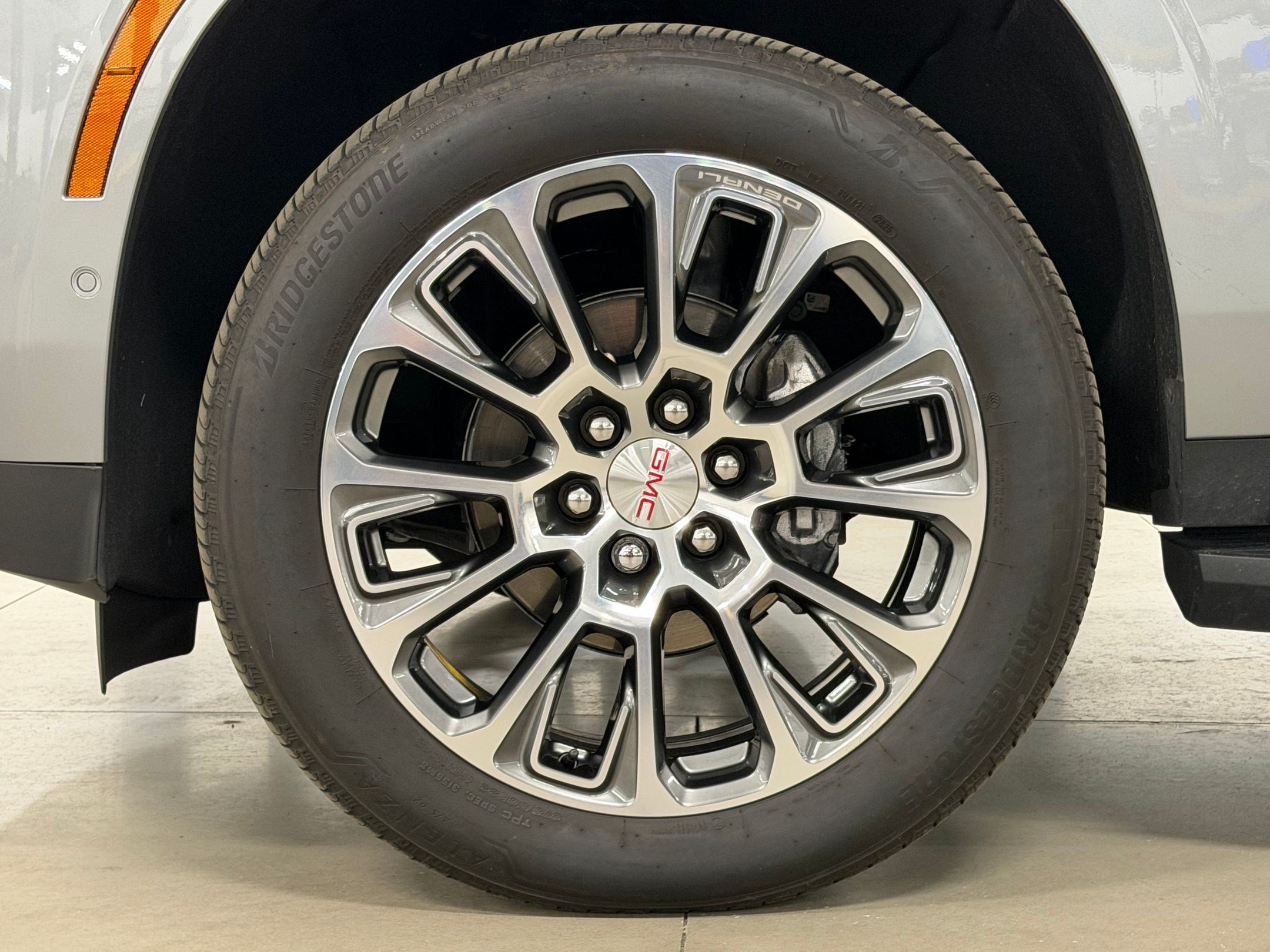 Used 2025 GMC Yukon XL Denali AWD/4WD image 12