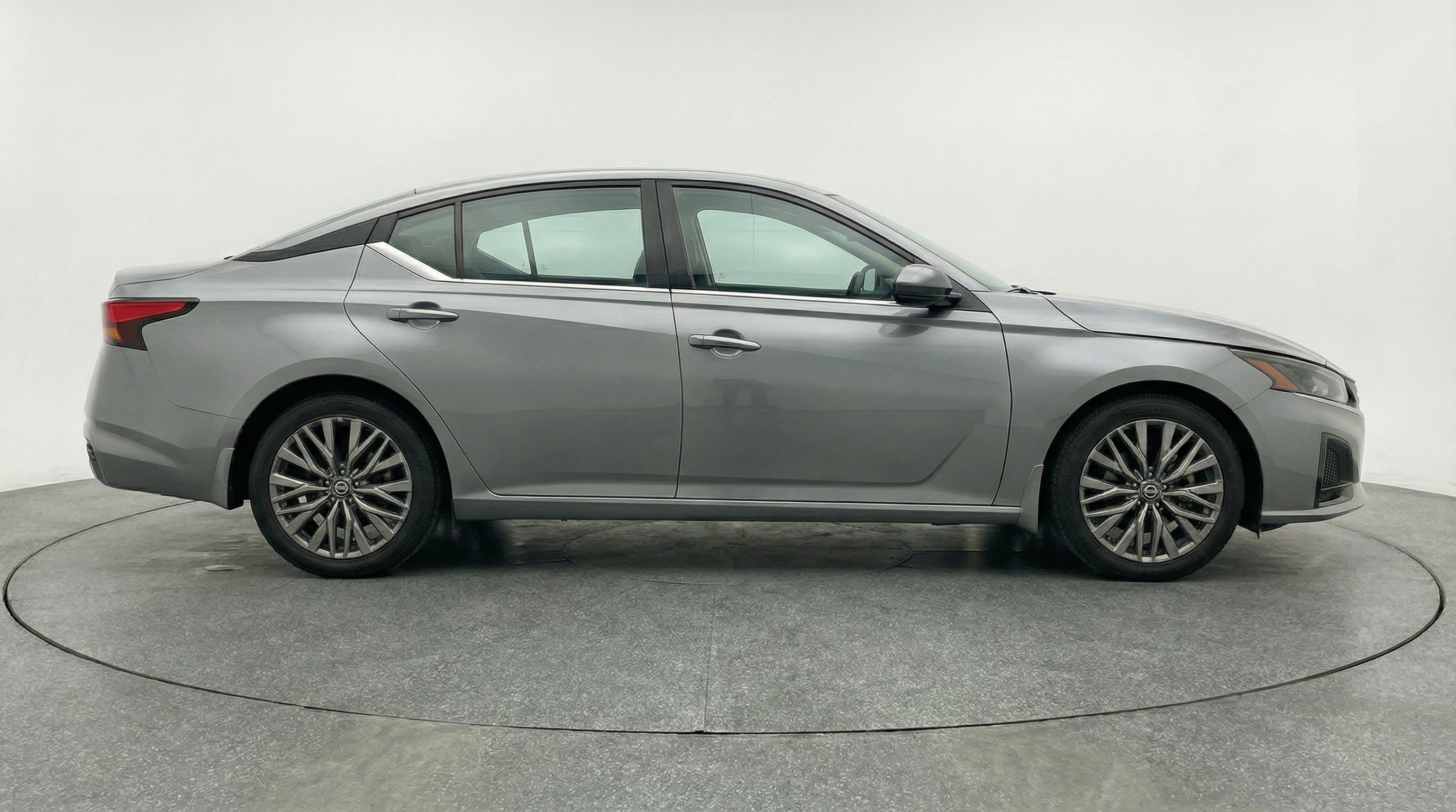 Used 2025 Nissan Altima 2.5 SV image 11