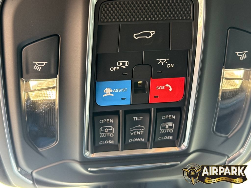 New 2026 Jeep Grand Cherokee Limited w/ Luxury Tech Group II AWD/4WD image 33
