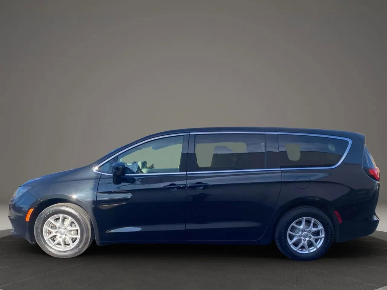 Used 2020 Chrysler Voyager LX w/ Cold Weather Group image 8