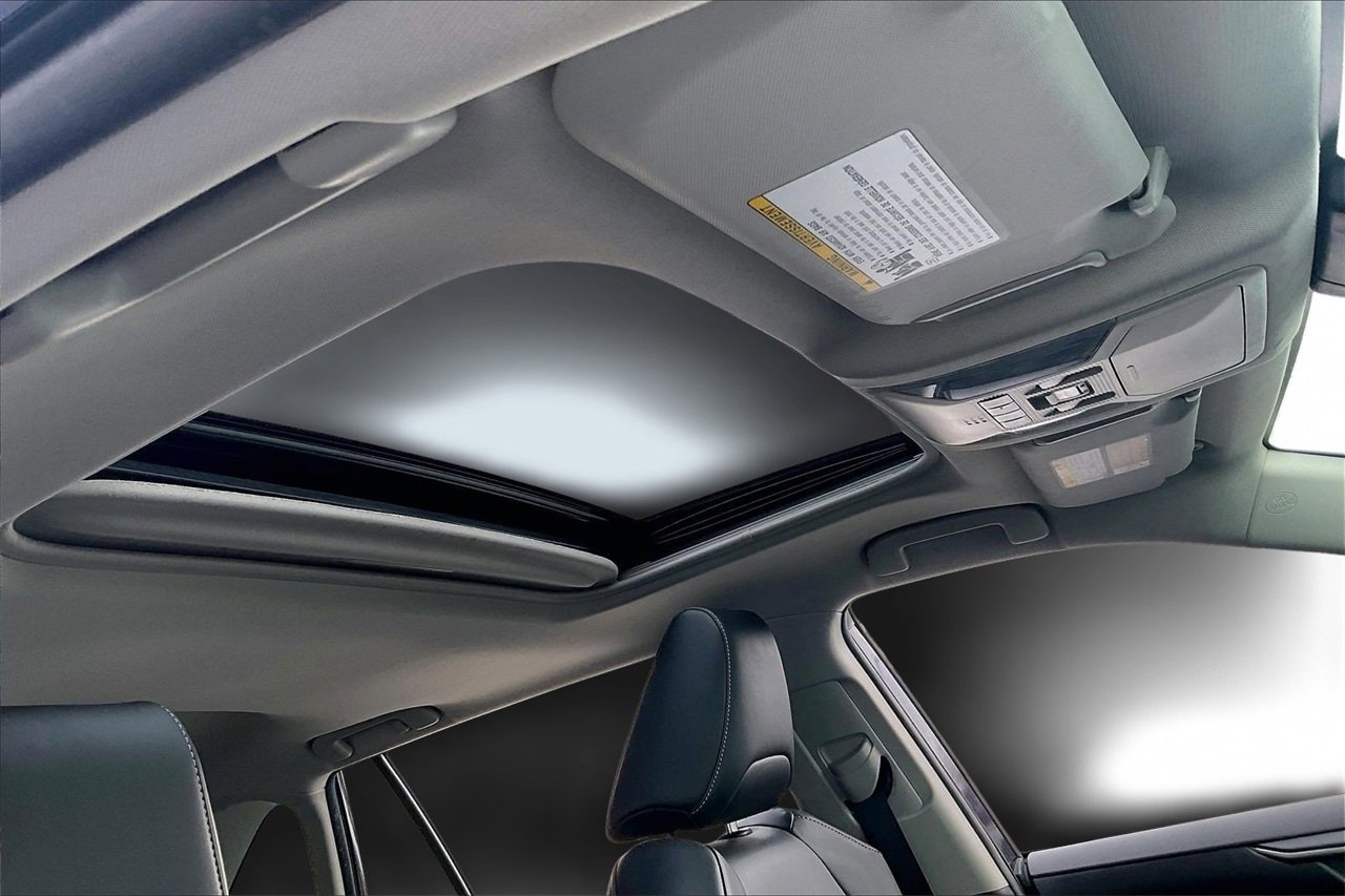 Used 2020 Toyota RAV4 XLE Premium image 16