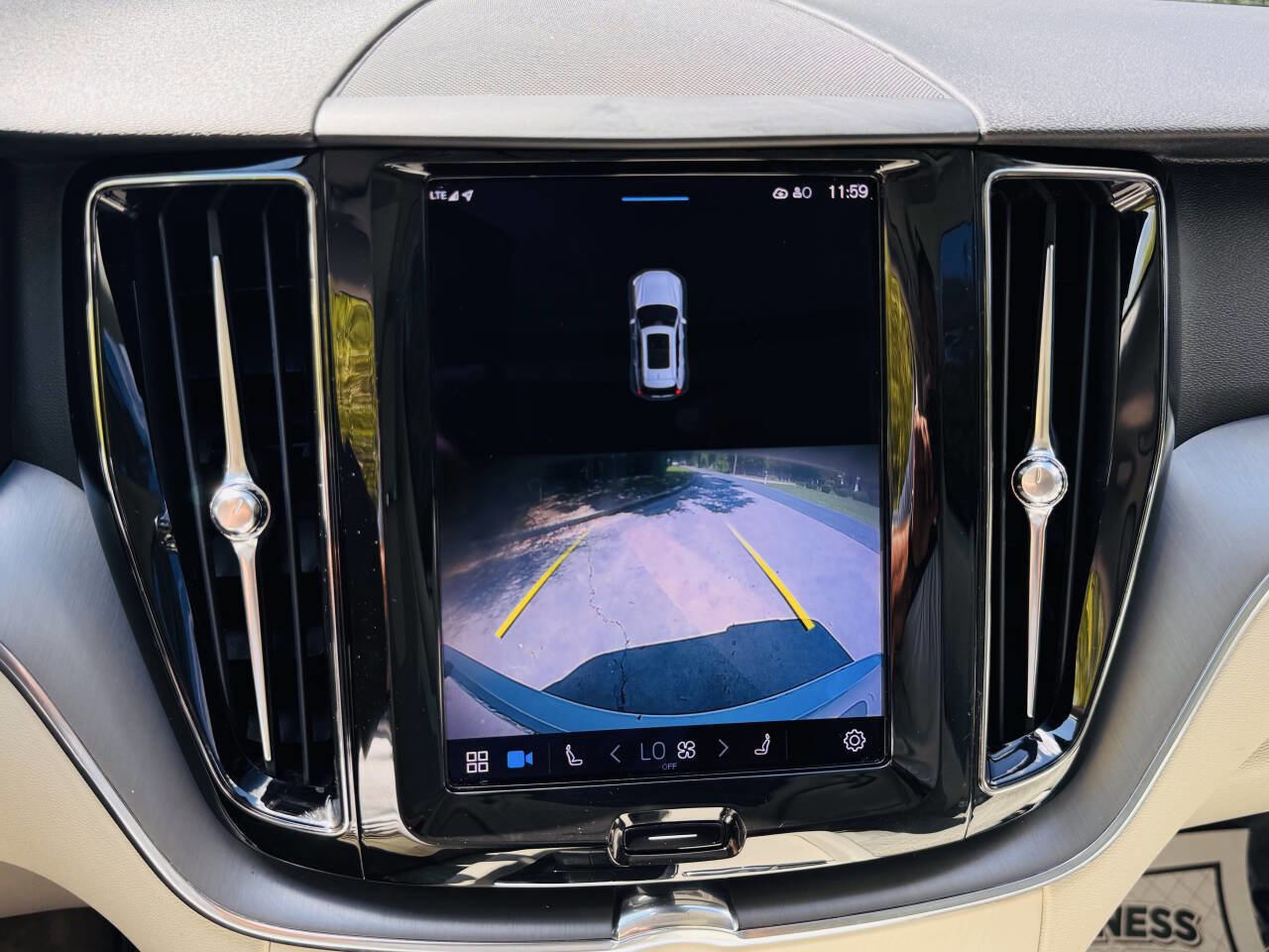 Used 2022 Volvo XC60 B5 Momentum image 15