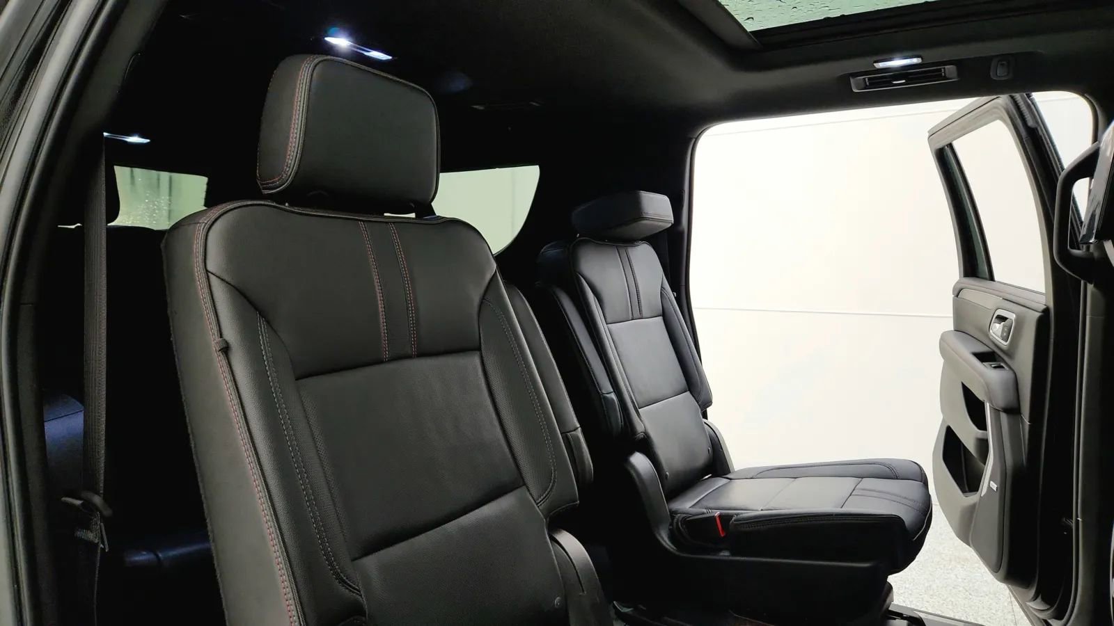 Used 2022 Chevrolet Suburban RST w/ Sport Performance Package image 43