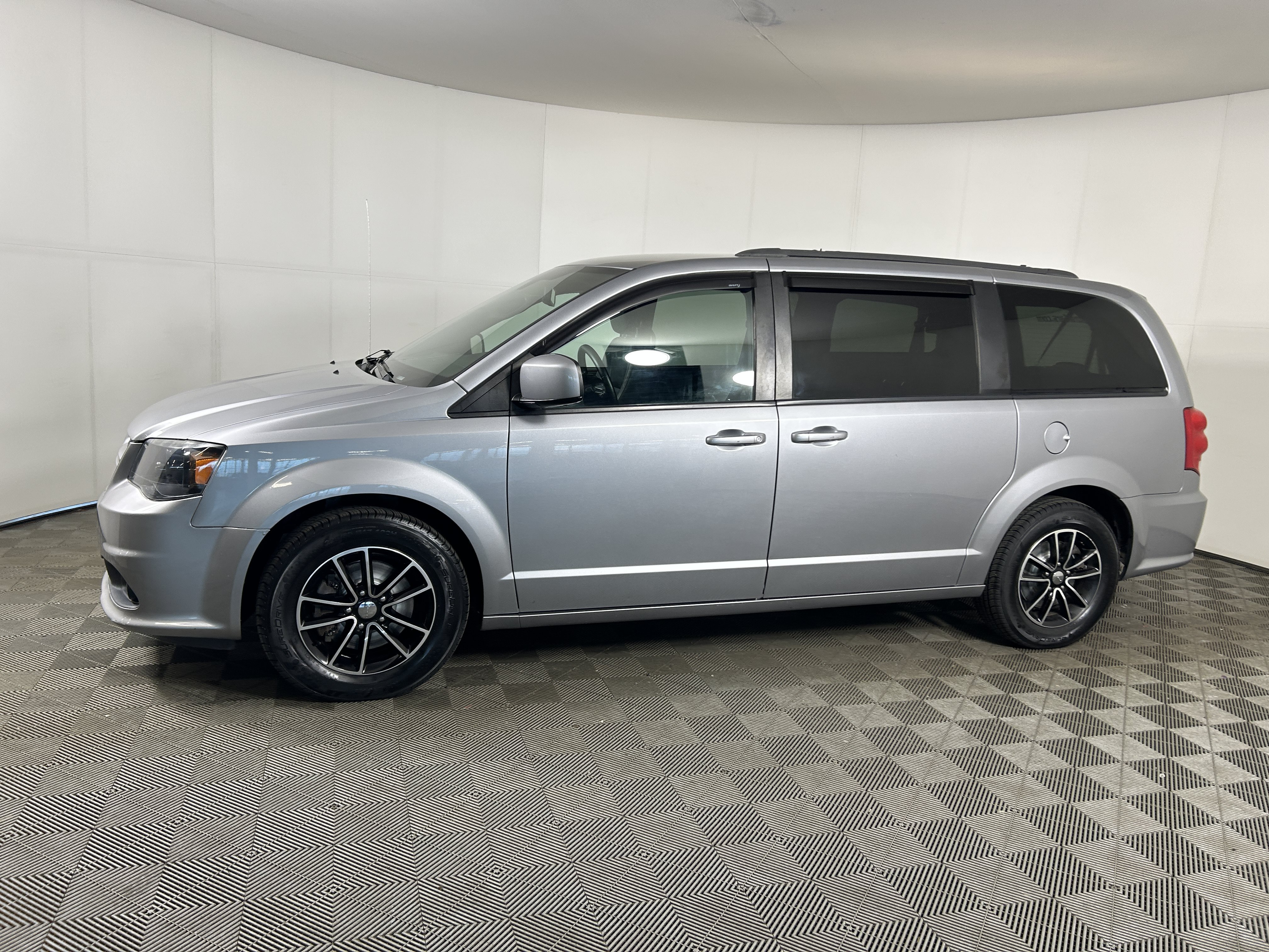 Used 2019 Dodge Grand Caravan GT FWD image 2