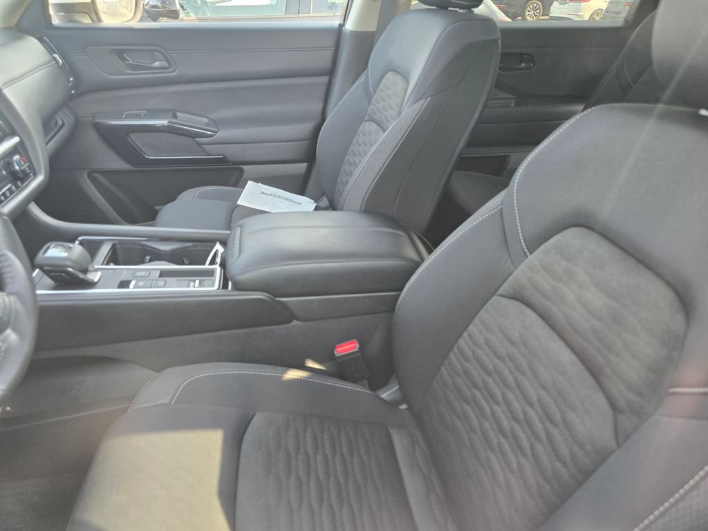 Used 2025 Nissan Pathfinder SV FWD image 18