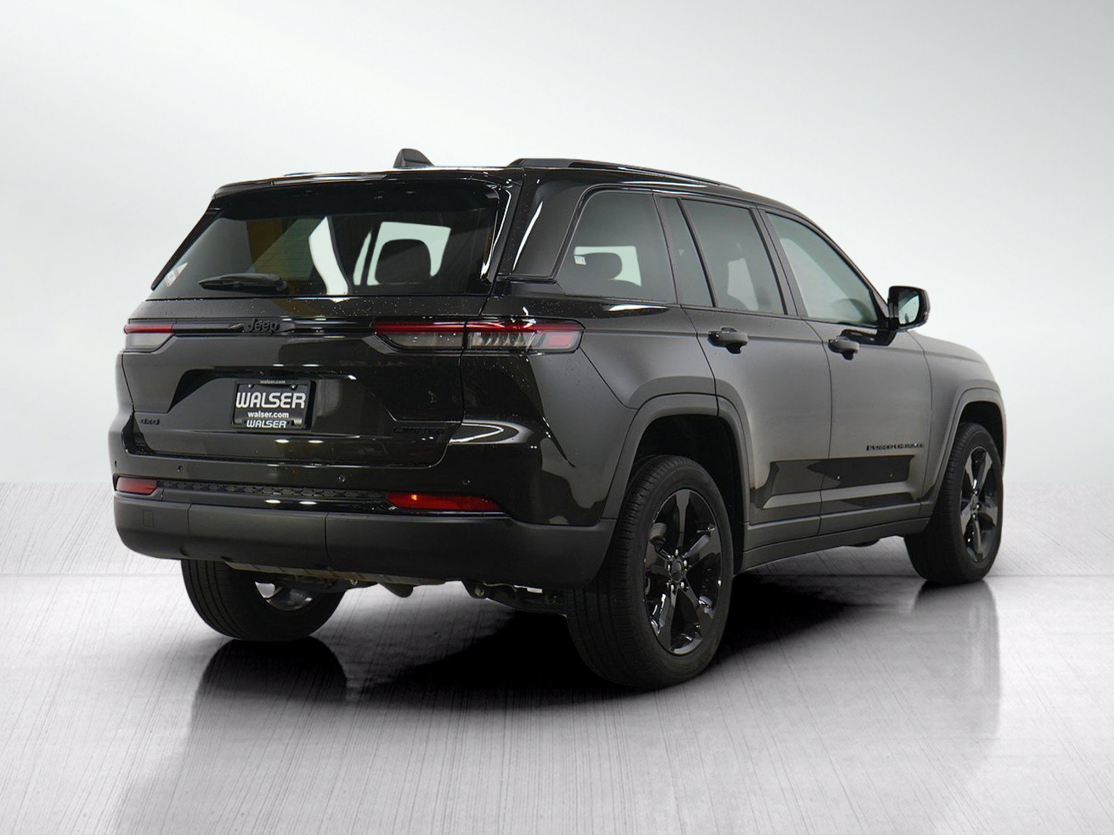 Used 2024 Jeep Grand Cherokee Limited w/ Black Appearance Package AWD/4WD image 5