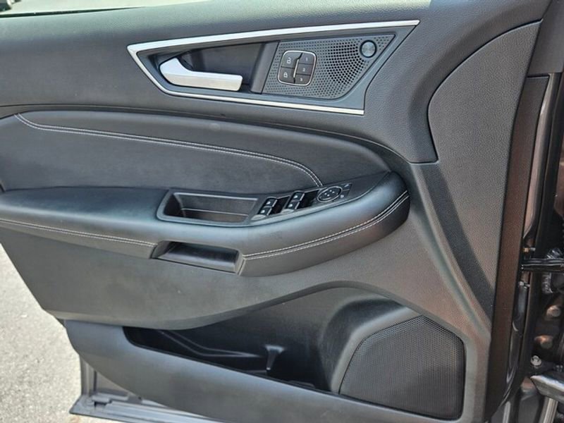 Used 2024 Ford Edge Titanium image 29
