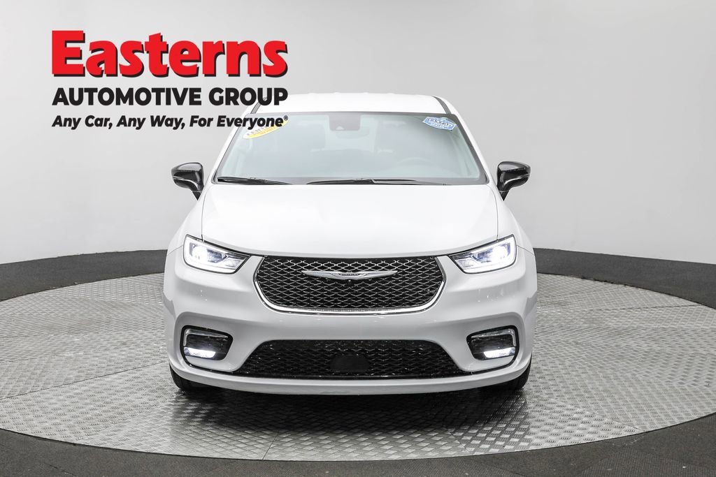 Used 2024 Chrysler Pacifica Touring-L image 2