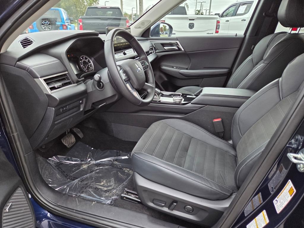 Used 2025 Mitsubishi Outlander SE image 22