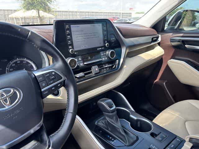 Used 2021 Toyota Highlander XLE FWD image 21