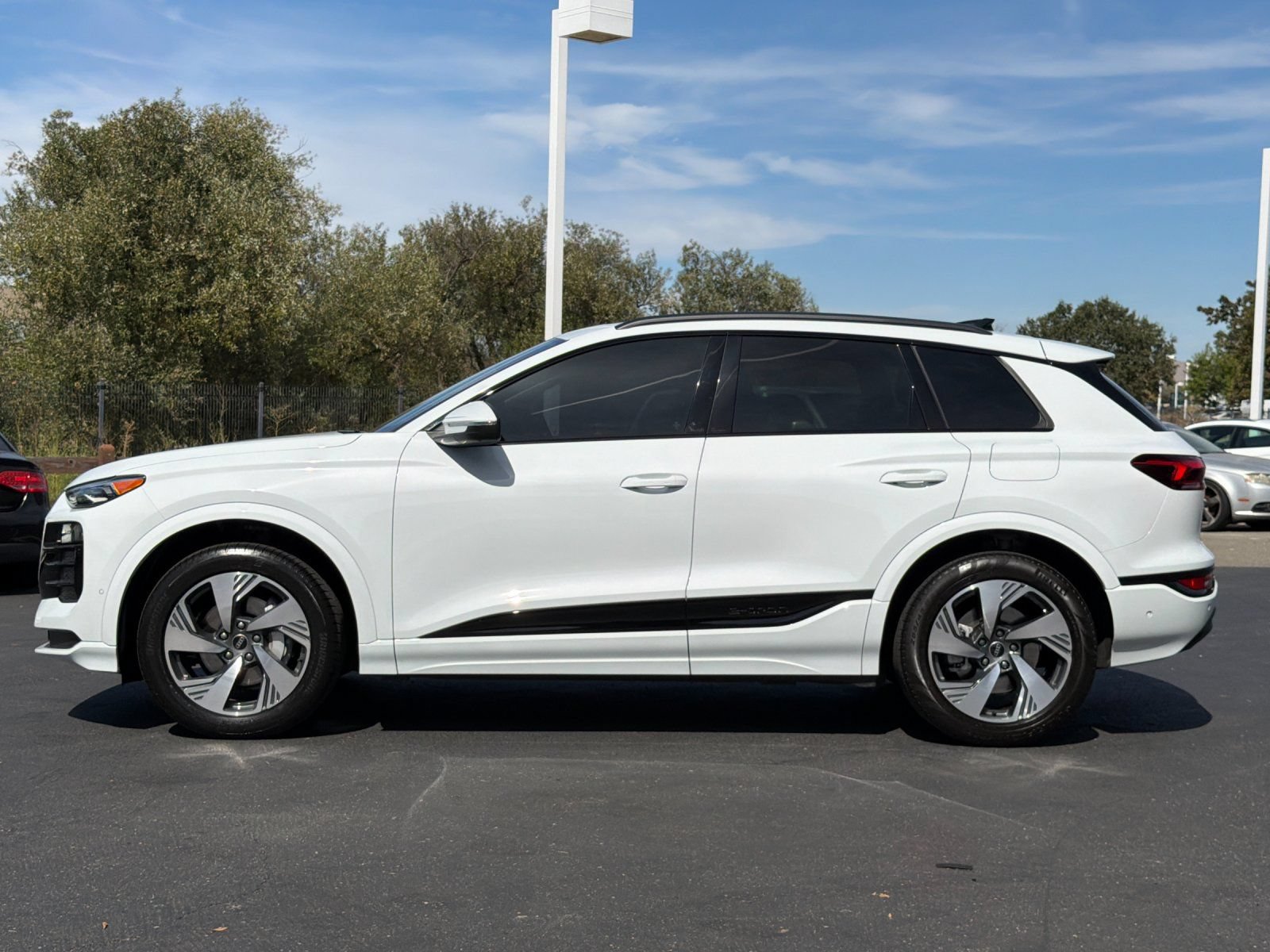 Used 2025 Audi Q6 e-tron Premium w/ Convenience Package AWD/4WD image 3