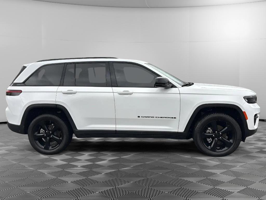 Used 2023 Jeep Grand Cherokee Altitude AWD/4WD image 6