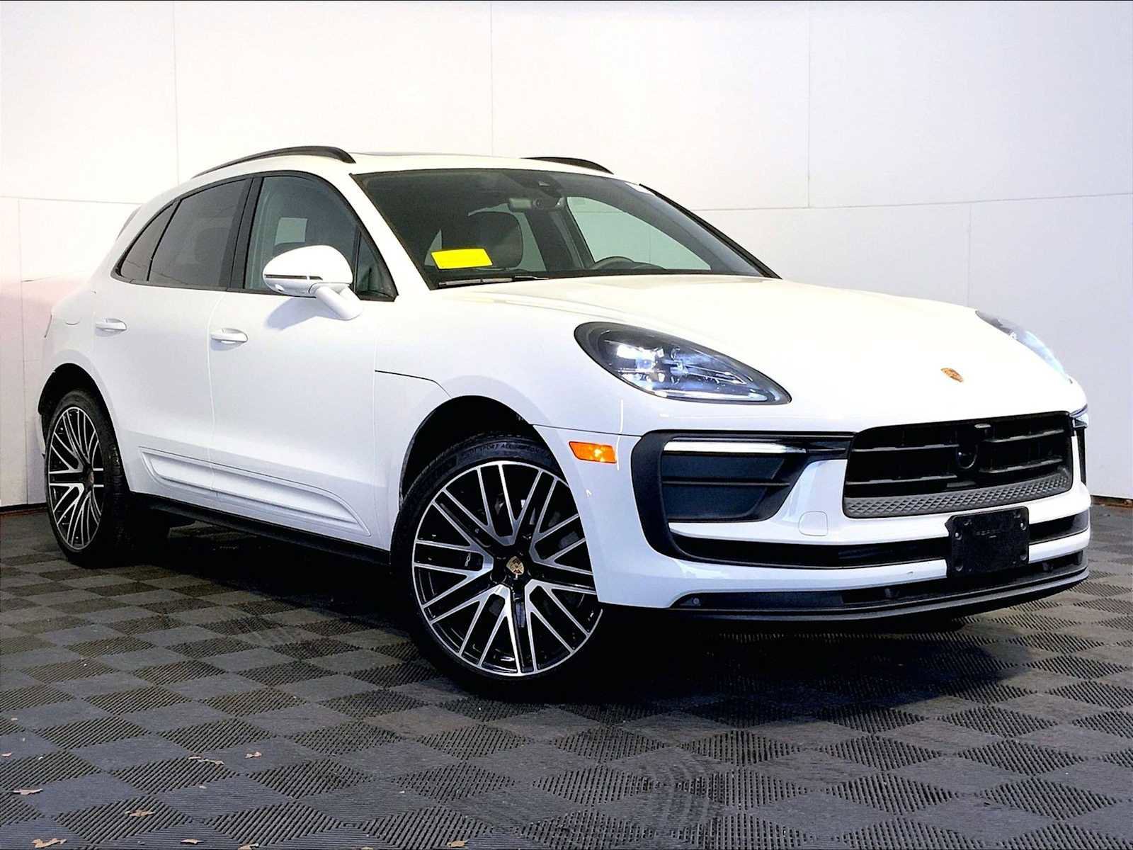 Certified 2025 Porsche Macan image 9