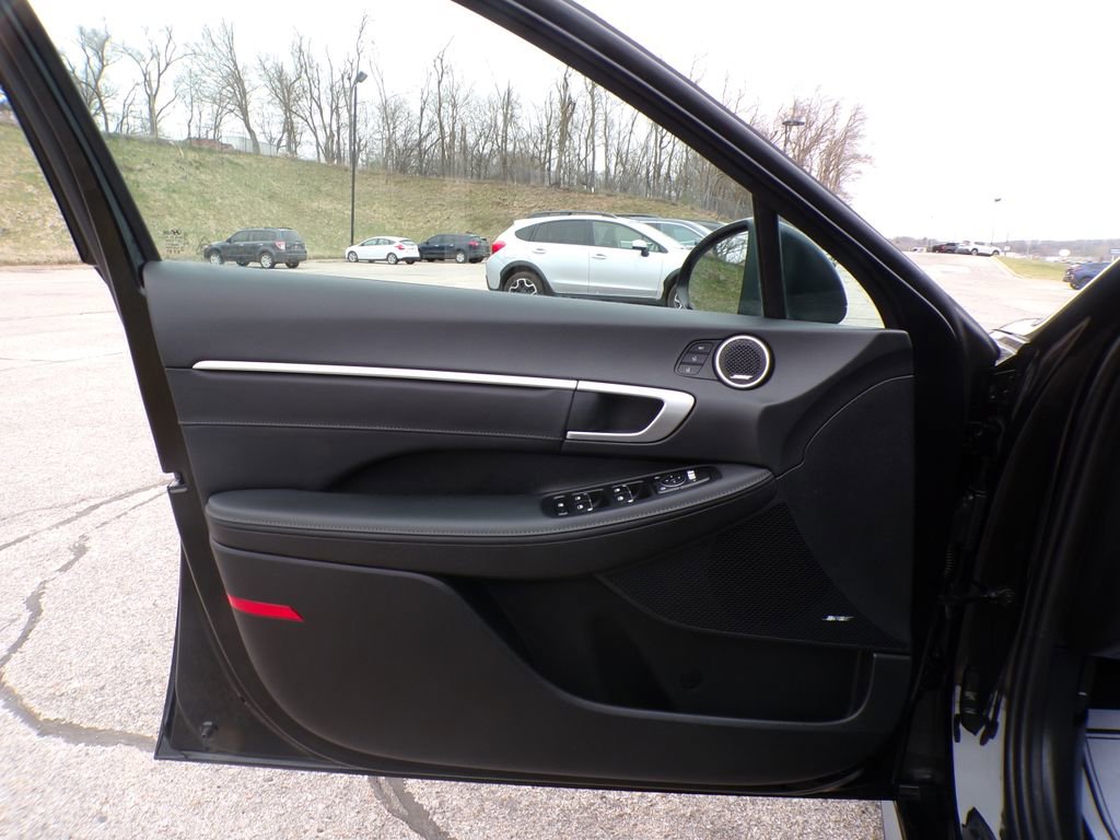 Certified 2021 Hyundai Sonata Limited w/ Preferred Accessory Package FWD image 12