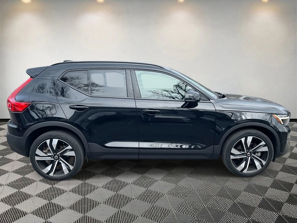 Used 2023 Volvo XC40 B4 Plus w/ Driver Assist Package image 2