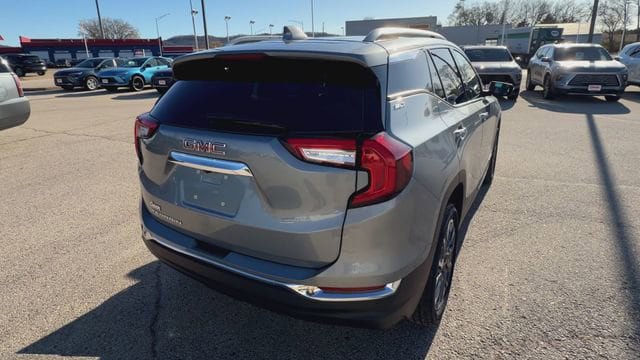 Used 2023 GMC Terrain SLT w/ Infotainment Package II FWD image 11