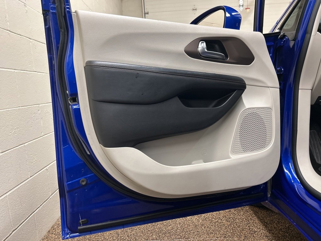 Used 2019 Chrysler Pacifica Touring-L Plus w/ Advanced Safetytec Group image 13