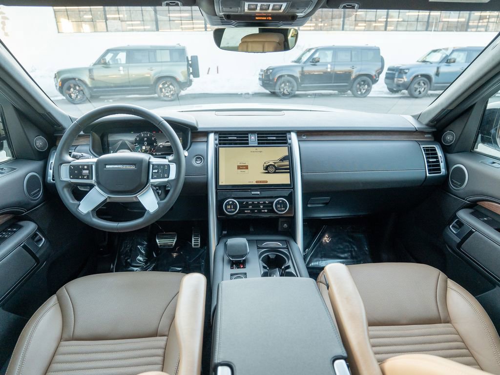 Used 2024 Land Rover Discovery Dynamic SE image 18