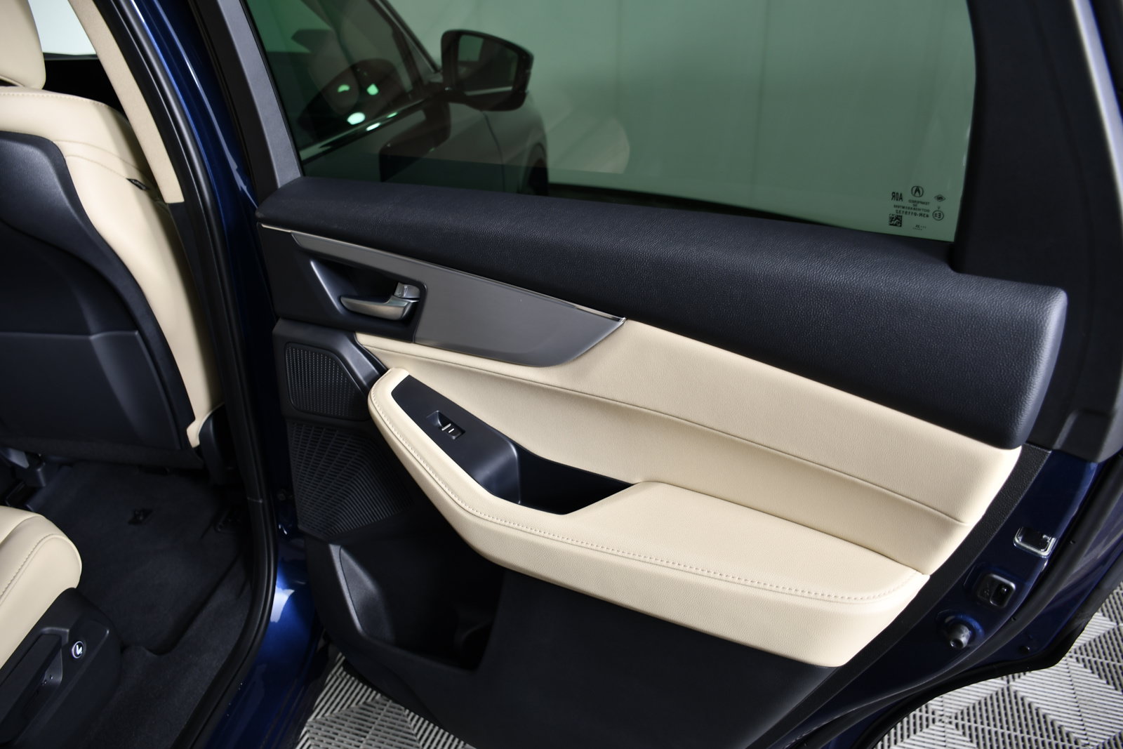 Certified 2025 Acura MDX SH-AWD image 43