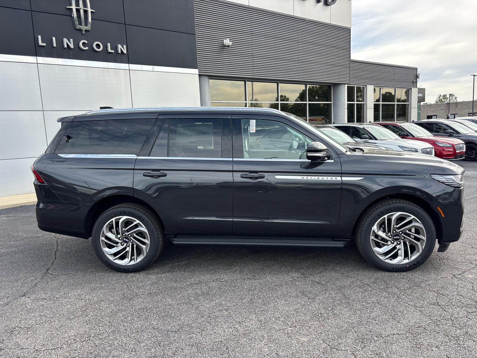 New 2026 Lincoln Navigator Premiere AWD/4WD image 8