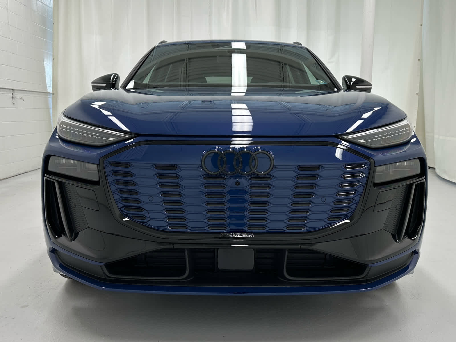 Used 2025 Audi SQ6 e-tron Prestige w/ 21" Black Optic Wheel Package image 3