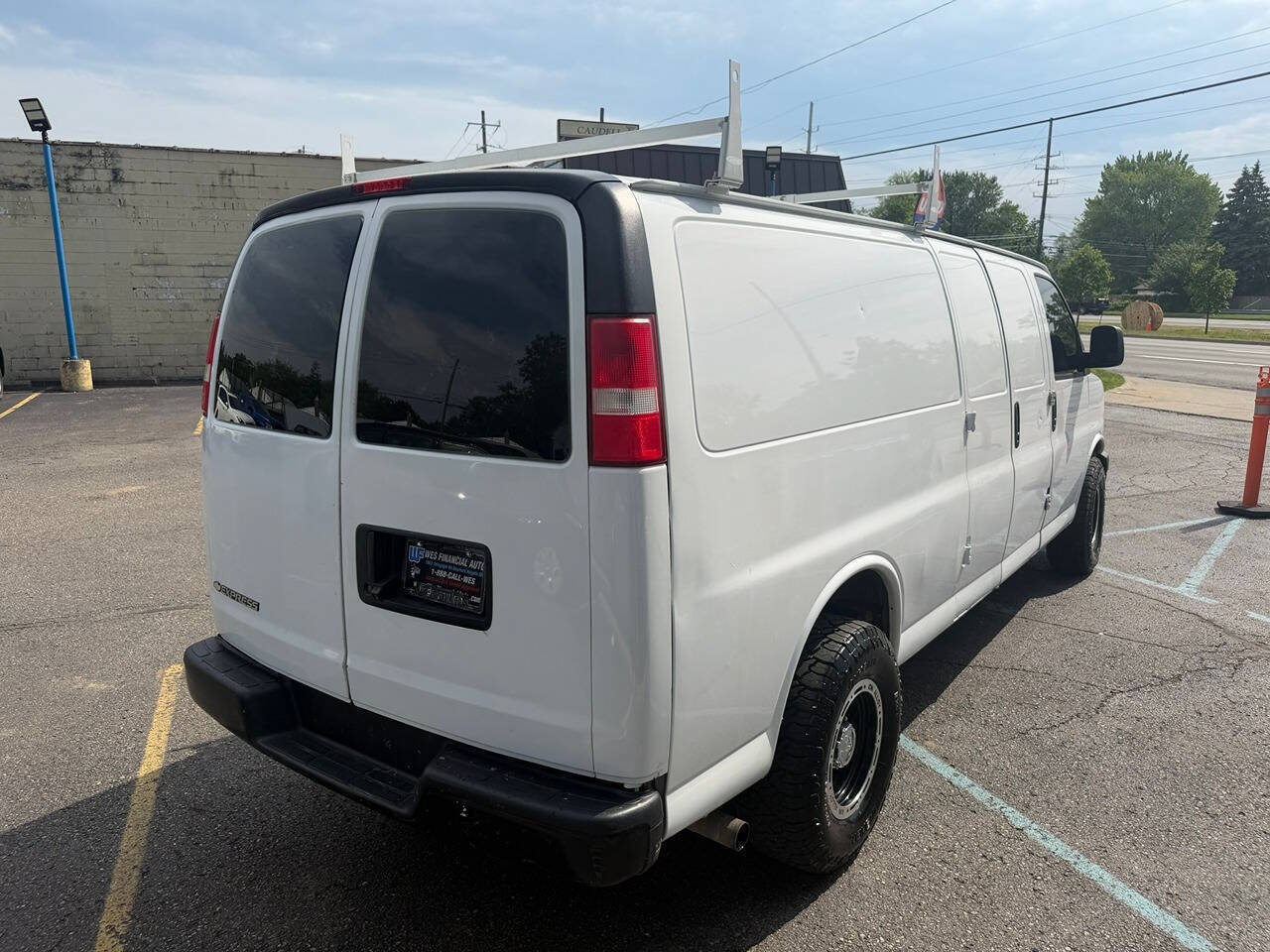 Used 2018 Chevrolet Express 2500 Extended RWD image 4