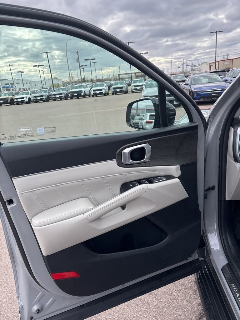Used 2025 Kia Sorento SX AWD/4WD image 11