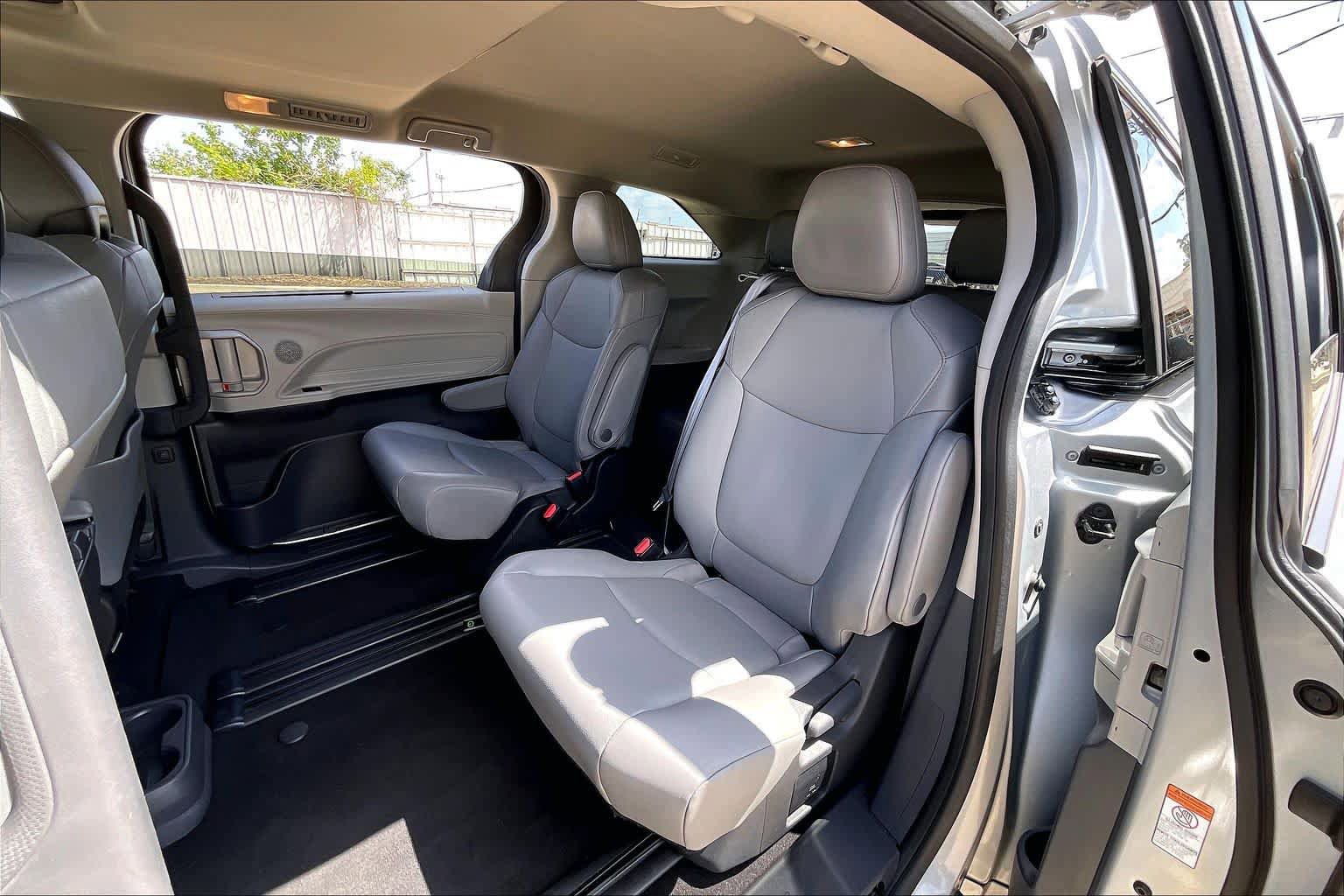 Used 2024 Toyota Sienna XLE FWD image 42
