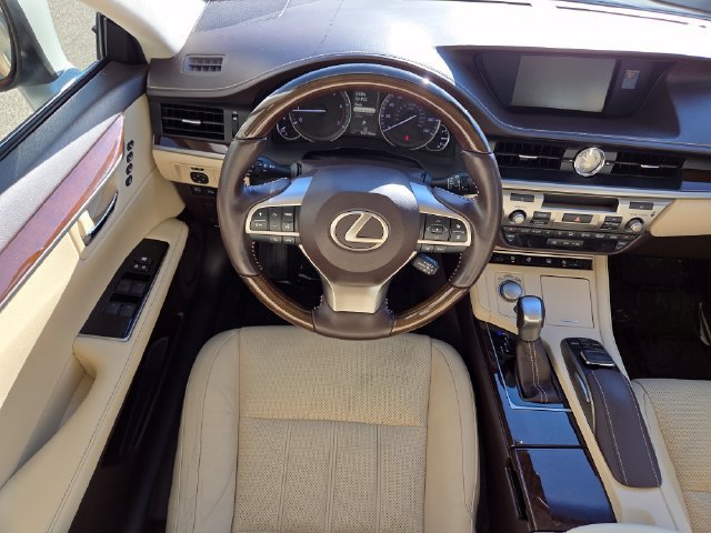Used 2016 Lexus ES 350 w/ Luxury Package w/Wood Trim FWD image 4