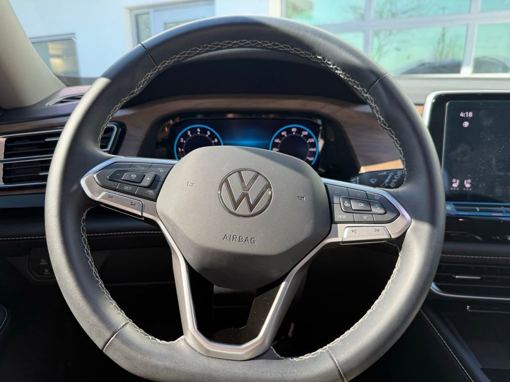 Used 2024 Volkswagen Atlas SE w/ Black Wheel Package image 12