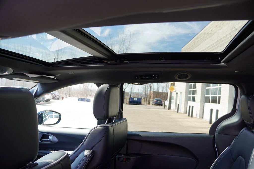 Used 2024 Chrysler Pacifica Premium image 20
