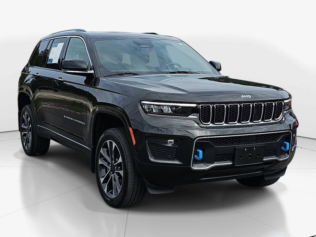 Used 2023 Jeep Grand Cherokee Overland w/ Luxury Tech Group IV AWD/4WD image 3
