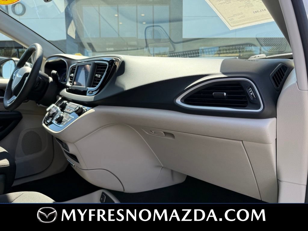 Used 2023 Chrysler Voyager LX FWD image 16