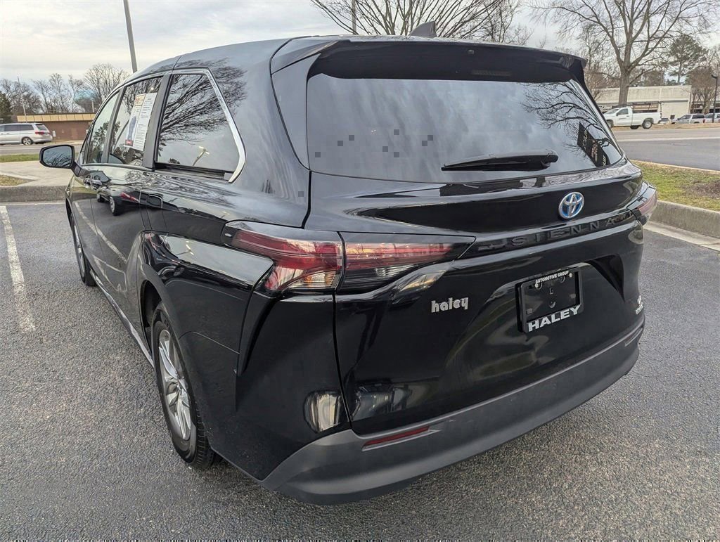 Used 2024 Toyota Sienna LE image 6