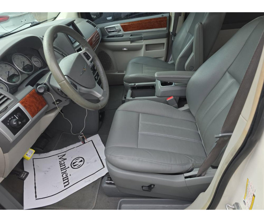 Used 2009 Chrysler Town & Country Touring image 9