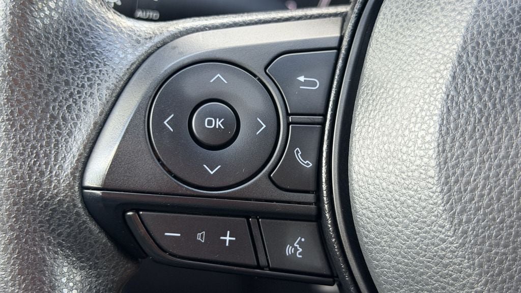 Used 2025 Toyota RAV4 XLE FWD image 21