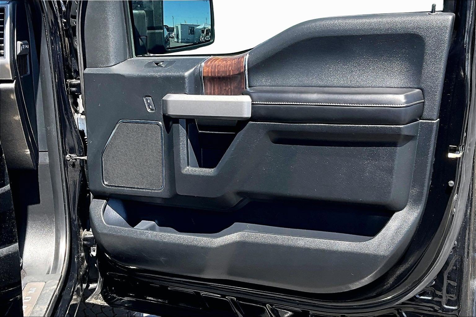 Used 2017 Ford F150 Platinum w/ Equipment Group 701A Luxury AWD/4WD image 17