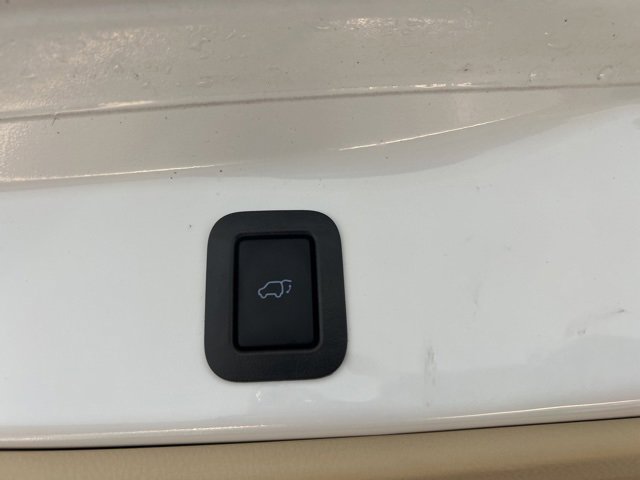 Used 2019 Toyota Highlander XLE image 18