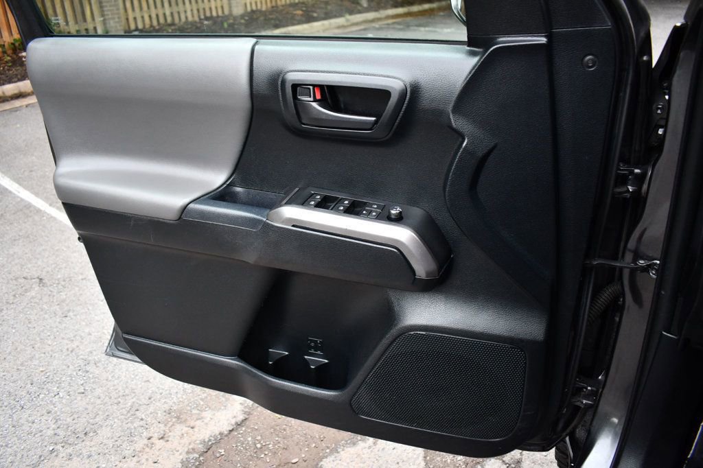 Used 2017 Toyota Tacoma TRD Sport image 32