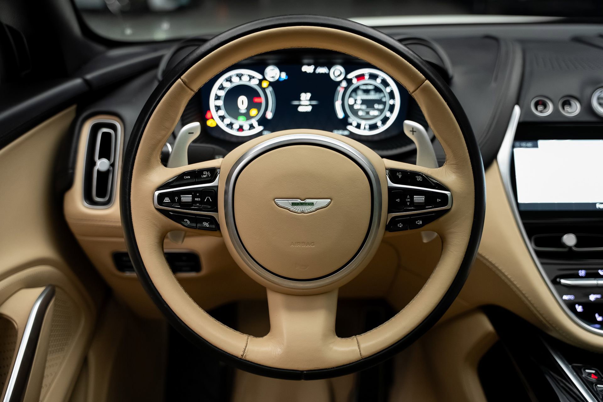 Used 2021 Aston Martin DBX AWD/4WD image 42