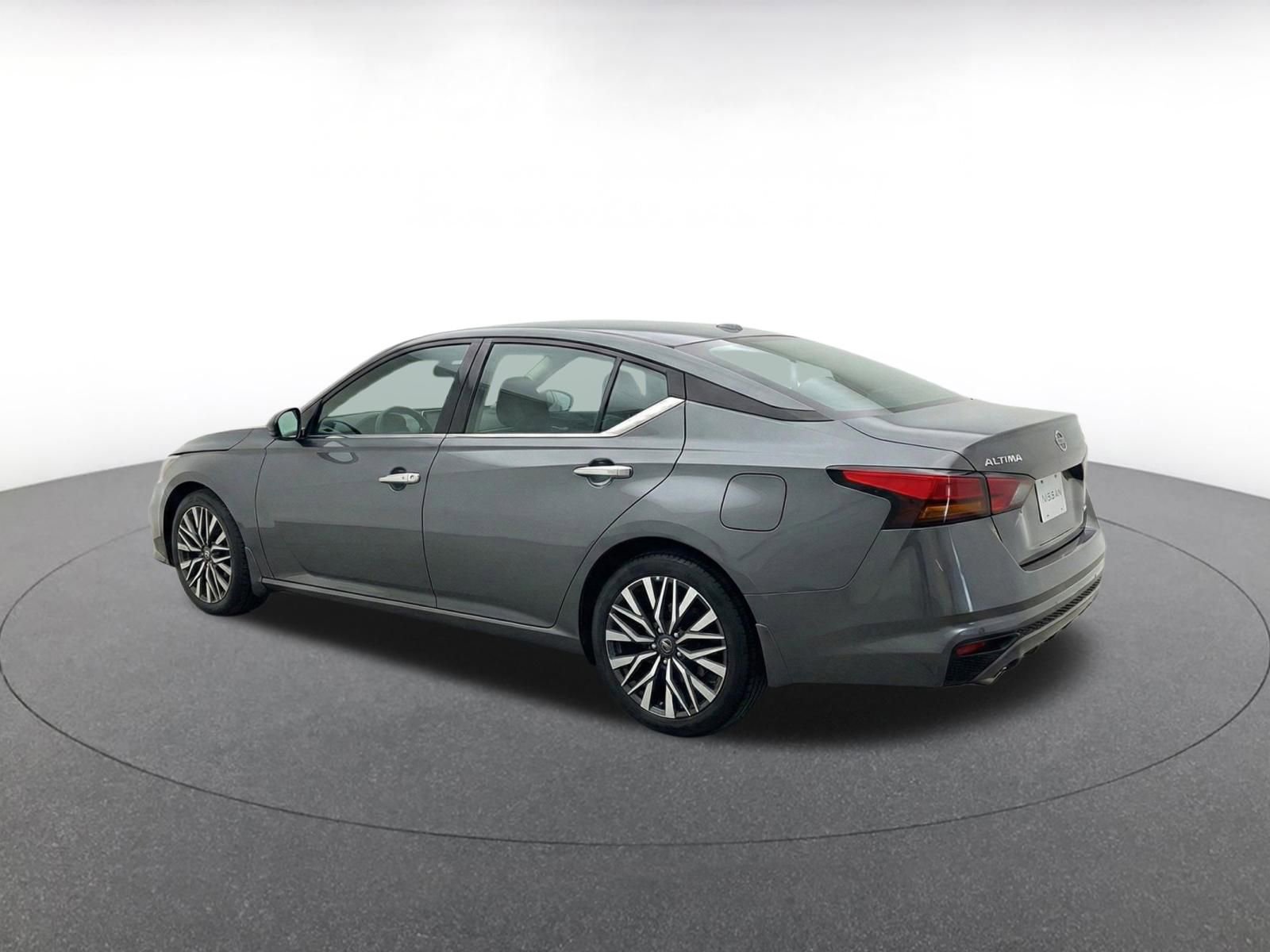 Used 2025 Nissan Altima 2.5 SV FWD image 6