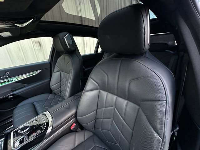 Used 2023 BMW 740i w/ Parking Assistance Package image 15
